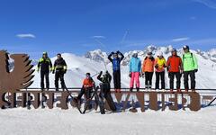 lidi-na-napisu-serre-chevalier